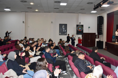 Başkan Deviren, Üniversiteli Gençlerin Şiir Dinletisine Katıldı