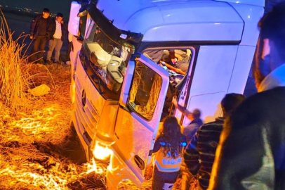 Direksiyon hakimiyetini kaybeden tır tarlaya uçtu