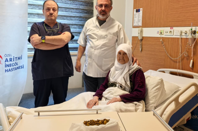 77 yaşındaki kadının safra kesesinden 213 adet taş çıktı