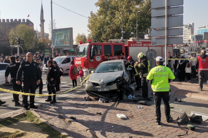 Otomobil  yayaların arasına daldı! Yaralılar var