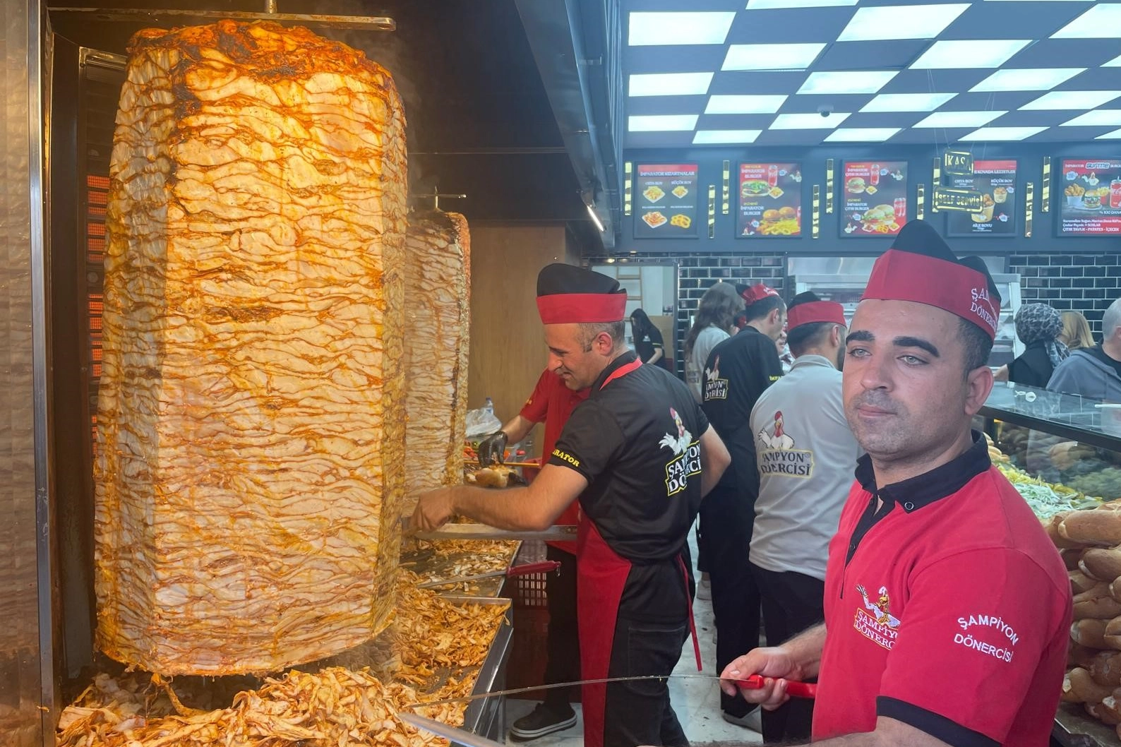 Ankara’da 1 liraya satılan tavuk döner ve ayran! Olmaz demeyin!