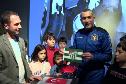Gökhan Erdem uzaya çıkardığı Bursaspor bayrağını GUHEM'e teslim etti
