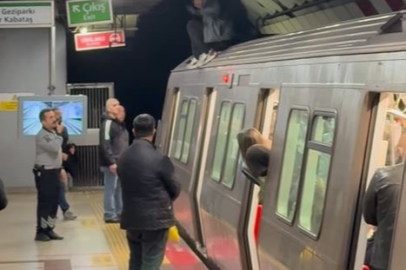 İstanbul'da metroda yaşanan ilginç anlar kamerada