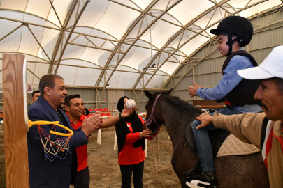 Özel ihtiyaç sahibi çocuklara atla terapi