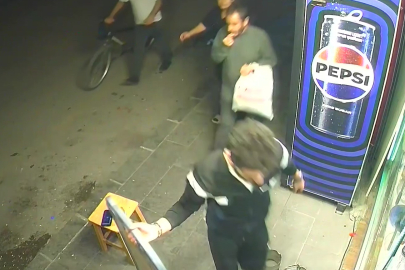 Dükkanın önündeki taburenin üzerinde duran cep telefonunu çaldı