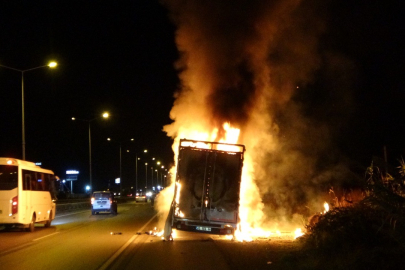 Elektronik Eşya Yüklü Nakliye Aracı Alev Topuna Döndü