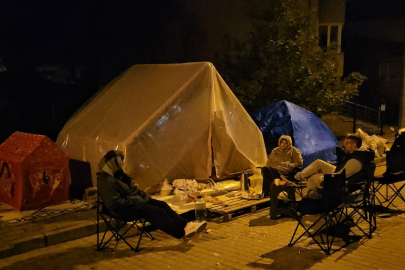 Vatandaşlar geceleri dışarıda geçiriyor