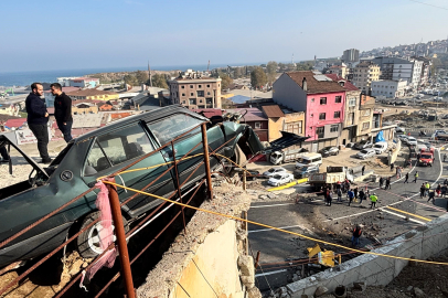 Freni boşalan kamyonet önce 3 araca çarptı, sonra 20 metreden yola uçtu