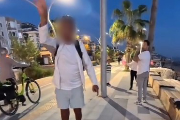 Köpeği tutup "Keserim, git buradan" diye tehdit etti, sosyal medyada izleyenler tepki gösterdi