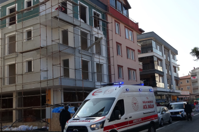 İnşaatta boya yapan işçi, 4'üncü kattan düşerek yaralandı