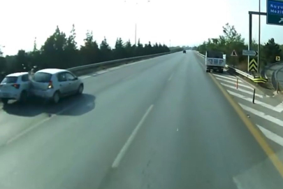 Mersin'de duran araca çarpan otomobil, daha sonra bariyerlere savruldu: O anlar kamerada