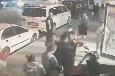 Aldığı ayakkabıyı iade etmek istedi, boğazına bıçak dayandı