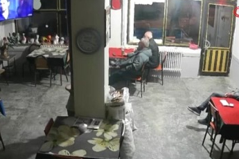 Depreme kahvehanede yakalanan vatandaşların panik hali kamerada