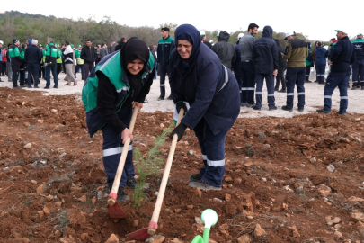 İnegöl'de Milli ağaçlandırma seferberliği kapsamında binlerce fidan toprakla buluştu