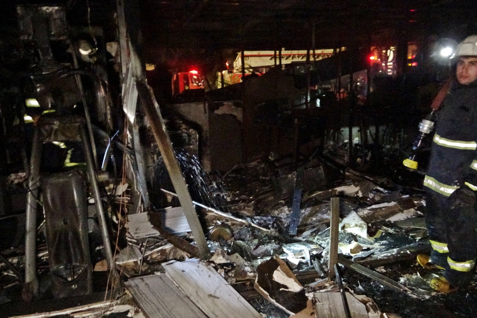 Yanan kafe küle döndü, 5 yavru köpek telef oldu!