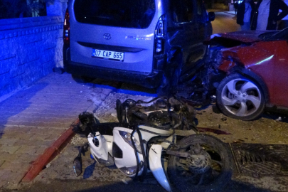 Antalya’da iki araç arasında sıkışan sürücünün ayağı kırıldı