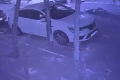 Yolun karşısına geçen adama aracın çarpma anı kamerada