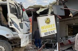 Korku dolu anlar! Freni boşaldı, fırına daldı...