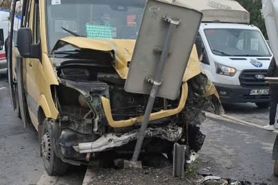 Minibüs, transfer aracı ve hafif ticari araç çarpıştı: 12 yaralı