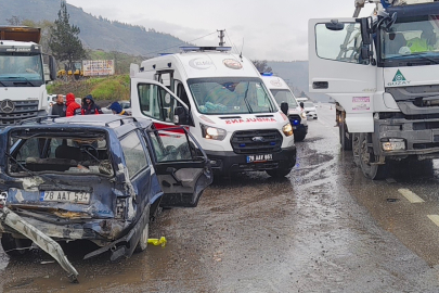 Karabük'te beton pompasıyla çarpışan otomobildeki 5 kişi yaralandı
