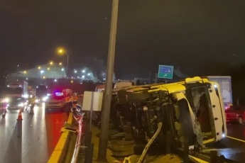 TEM'de tır devrildi, kasadaki granül yola saçıldı: 1 yaralı