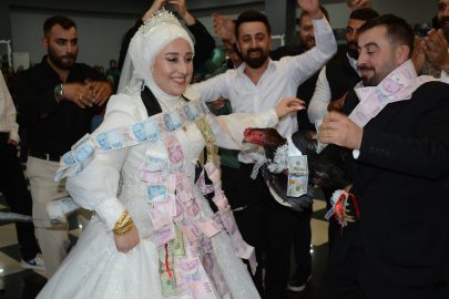 Düğünde damada takı töreninde arkadaşları tarafından horoz ve tavuk hediye edildi