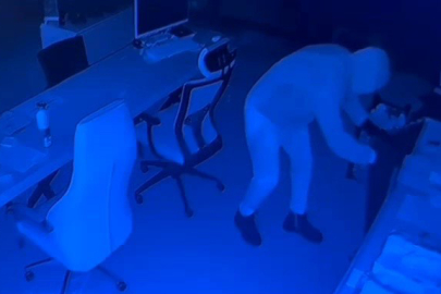 Tanınmamak için maske, kapüşon ile işyerine giren hırsız güvenlik kamerasında