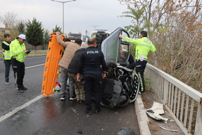 Otomobil, Önündeki Elektrikli Otomobile Çarptı: 2 Yaralı
