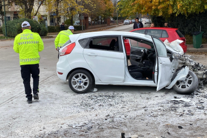 Eskişehir’de Facia! Hurdaya Dönen Aracın Sürücüsü Can Verdi!