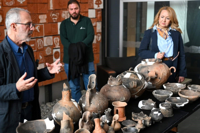 Bornova Yassıtepe’de kadın figürü ve 5 bin yıllık kaplar gün yüzüne çıktı