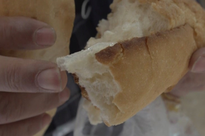 "Ekmeği ilk böldüğümde içinde plastik cisim vardı"