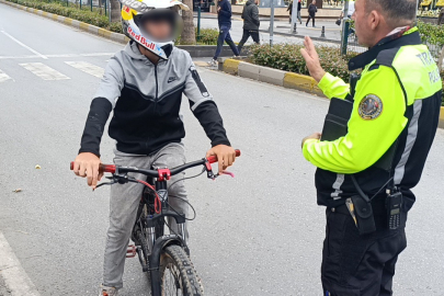 Trafik polisi, diğer bisikletliyle yan yana gelen ve trafiği tehlikeye düşüren bisiklet sürücüsüne nasihat etti