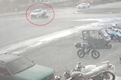 Kamyonete çarpan motosikletli kaskı sayesinde ölümden döndü