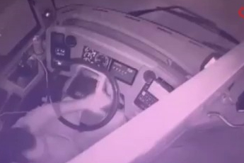 Çok sayıda yolcunun bulunduğu otobüse silahlı saldırı anı kamerada