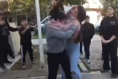İki kız öğrenci saç saça birbirine girerek kavga etti