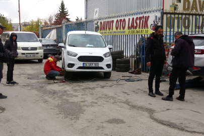 Van’da kış lastiği zorunluluğunun başlamasıyla lastikçilerde hareketlilik yaşanıyor