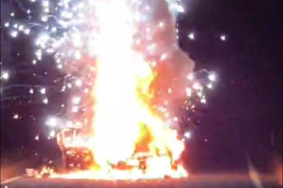 Alev alan otomobil bomba gibi patladı!