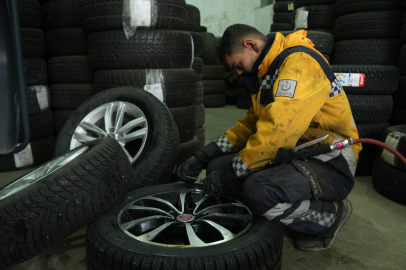 Köpeklerinin kovaladığı tavuk, can havliyle bir oto lastikçiye kaçtı