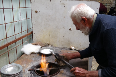 İlerlemiş yaşına ve alzheimer hastalığına rağmen mesleğini aşkla yapmaya devam ediyor