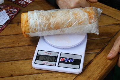 1 kilogramlık dürümü ayranla birlikte 150 TL'den satıyor