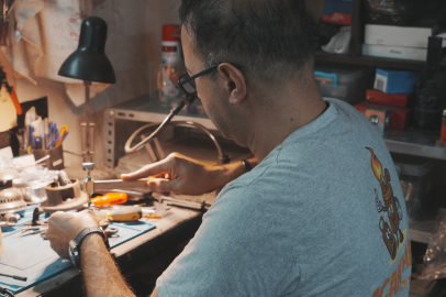 Çocukluk sevgisi olan metal işçiliği ile antika tutkusunu birleştirdi