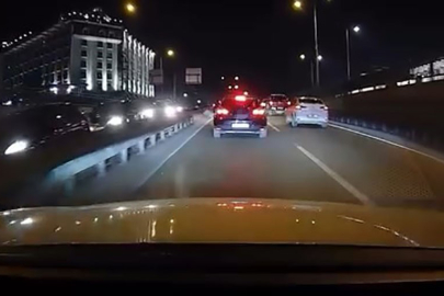 Hızla gelen otomobil, diğer otomobilin üzerine çıktı