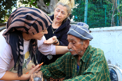 Yaşlı Çifti Komşuları Kurtardı