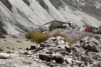 Zap Suyu'na yuvarlanan kamyonetteki 4 kişi, botlarla kurtarıldı