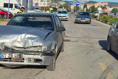 2 Otomobil Kavşakta Çarpıştı: 3 Yaralı