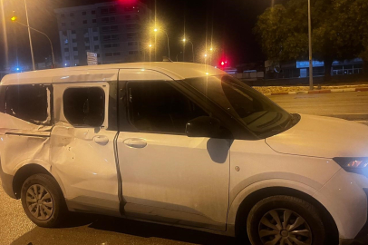 Başıboş atın hafif ticari araca çarptığı anlar kamerada