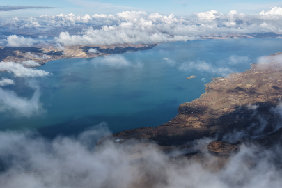 Bir yanda karla kaplı dağ, bir yanda mavi tonuyla göl