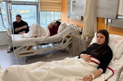 Yedikleri midyeden zehirlenen 4 genç hastaneye kaldırıldı