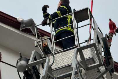 Apartmanın çatısında sıkışan martı, itfaiye ekiplerince kurtarıldı