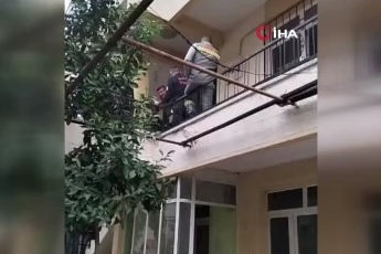 Ocakta unutulan yemekten çıkan yangında 2 kedi telef oldu